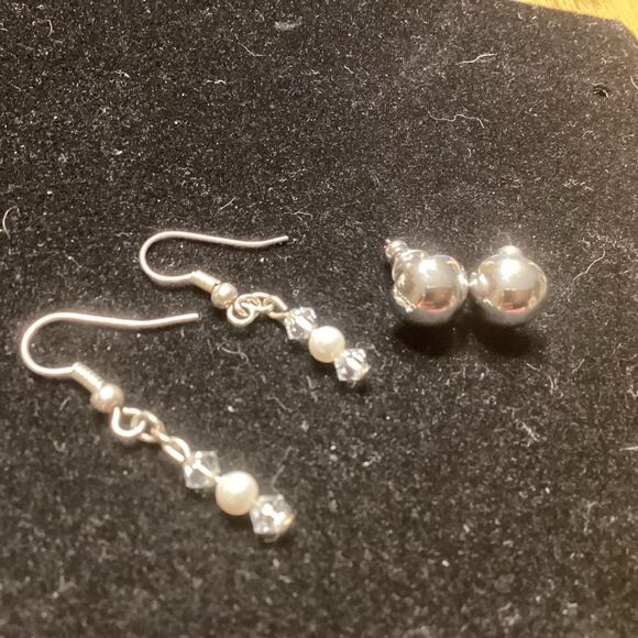Two Pair of Silver Tone Earrings. - Picture 1 of 7